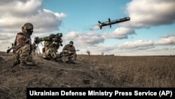  Українські військовослужбовці використовують американський ракетний комплекс «Джавелін» (Javelin) під час військових навчань на Донеччині, 23 грудня 2021 року
