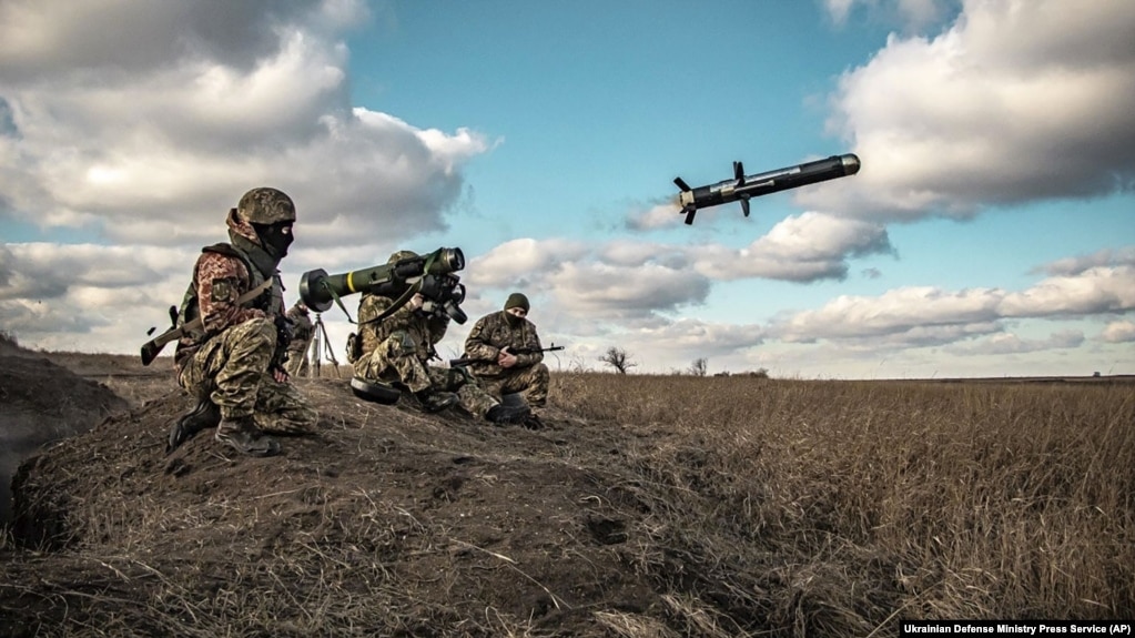 Українські військовослужбовці використовують американський ракетний комплекс Javelin під час військових навчань на Донеччині, 23 грудня 2021 року