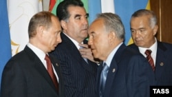 Президент России Владимир Путин, президент Казахстана Нурсултан Назарабаев, президент Таджикистана Эмомали Рахмон, президент Узбекистана Ислам Каримов. Москва, 8 мая 2007 года.