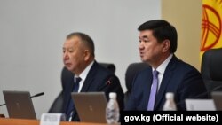 Премьер-министр Мухаммедкалый Абылгазиев (справа) на заседании правительства. 15 февраля 2019 года.