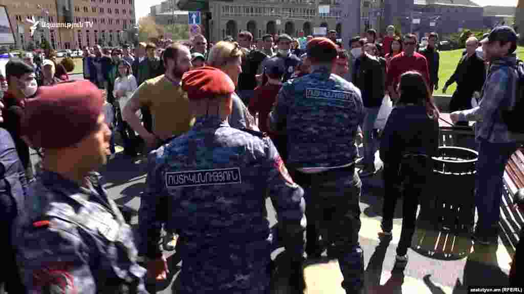 Активисты блокируют улицы в Ереване, 17 апреля 2018 г.