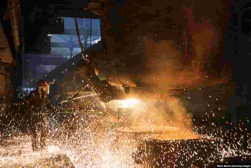 На сталелитейном производстве в Запорожье, Украина. Маха сказал, что в настоящее время получить разрешение на съемки в странах бывшего Советского Союза намного проще.
