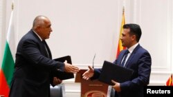 Архива: Премиерите на Македонија и на Бугарија Зоран Заев и Бојко Борисов по потпишувањето на договорот за добрососедство. 