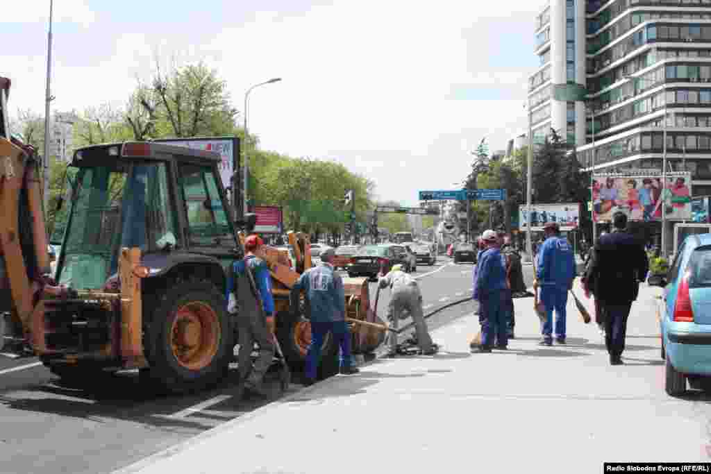 Работниците го „нападнаа “ Скопје - Додека еден работи „менаџерите “ го надгледуваат 