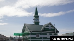 Кешеләрне мәчеткә кертү – впустить людей в мечеть. Иллюстративное фото