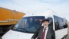 Нурмөхәммәт Хөсәенов Татарстан президенты бүләк иткән микроавтобус янында