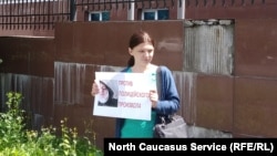 Юлия Мельниченко на одиночном пикете у следственного управления СК РФ по Северной Осетии. 