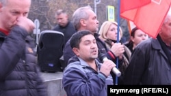 Ленур Усманов (в центре) на акции протеста против генплана Севастополя, нарушающего земельные права жителей города, декабрь 2017 года