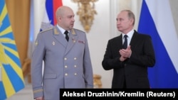 Сергей Суровикин и Владимир Путин в 2017 году