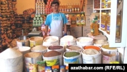 Türkmenistanyň bazarlarynyň birinde azyk önümlerini satýan söwdagär.