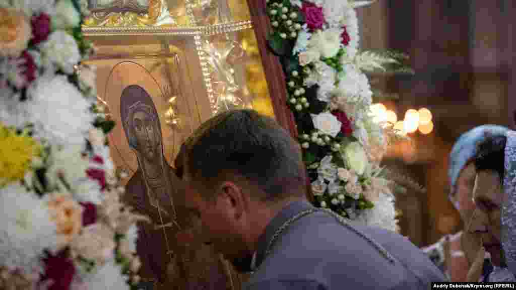 Священник притуляється до ікони святої&nbsp;рівноапостольної Марії Магдалини