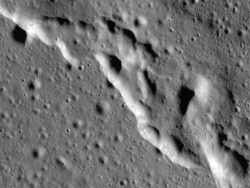 Снимок лунной поверхности, сделанный аппаратом НАСА в 2019 году