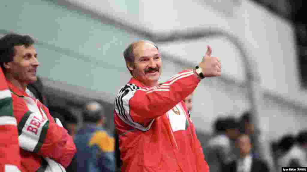 1998 год. Лукашэнка на зімніх Алімпійскіх гульнях у Японіі. Насуперак правілам Міжнароднага алімпійскага камітэту, ён адначасова прэзыдэнт і дзяржавы, і Нацыянальнага алімпійскага камітэту. У гэтым годзе заходнія краіны ўпершыню ўвядуць супраць яго санкцыі