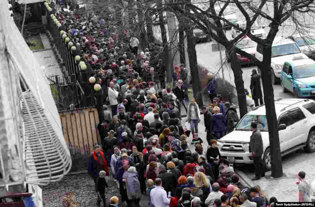 Бишкектеги Орусиянын элчилигинин алдында президентти шайлоого добуш берүүгө келгендердин узун кезеги пайда болду.