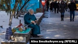 Крим, бабуся торгує в Сімферополі, ілюстраційне фото