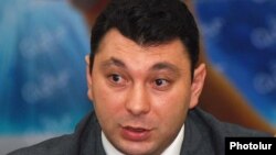 Пресс-секрерать правящей Республиканской партии Армении Эдуард Шармазанов