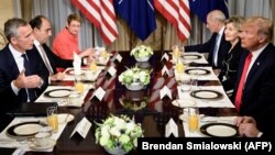 Трамп на работниот појадок со Јенс Столтенберг, пред почетокот на Самитот во Брисел