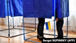 За словами Князєва, за виборчою дільницею в Лебединському закріплено майже 700 виборців, які не можуть здійснити 
