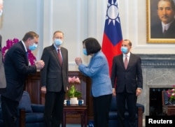 Настоящият президент на Тайван Цай Инуън се среща с американска делегация, водена от американския министър на здравеопазването и социалните услуги Алекс Азар (вдясно), 10 август 2020 г.