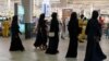 Gratë duke ecur në një supermarket në Doha, Katar. 06 qershor 2017.