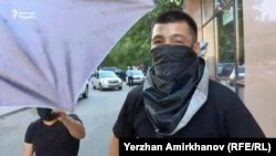Азаттық жұмысына кедергі келтірген қолшатыр ұстап, қара маска таққан белгісіз адамдар. Нұр-Сұлтан, 6 шілде 2019 жыл.