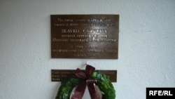 Ploča na mjestu gde je ubijen Slavko Ćuruvija