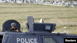 Косовоның арнайы полиция күштері этникалық бөлінген Митровица қаласында, 26 шілде. 2011 жыл.