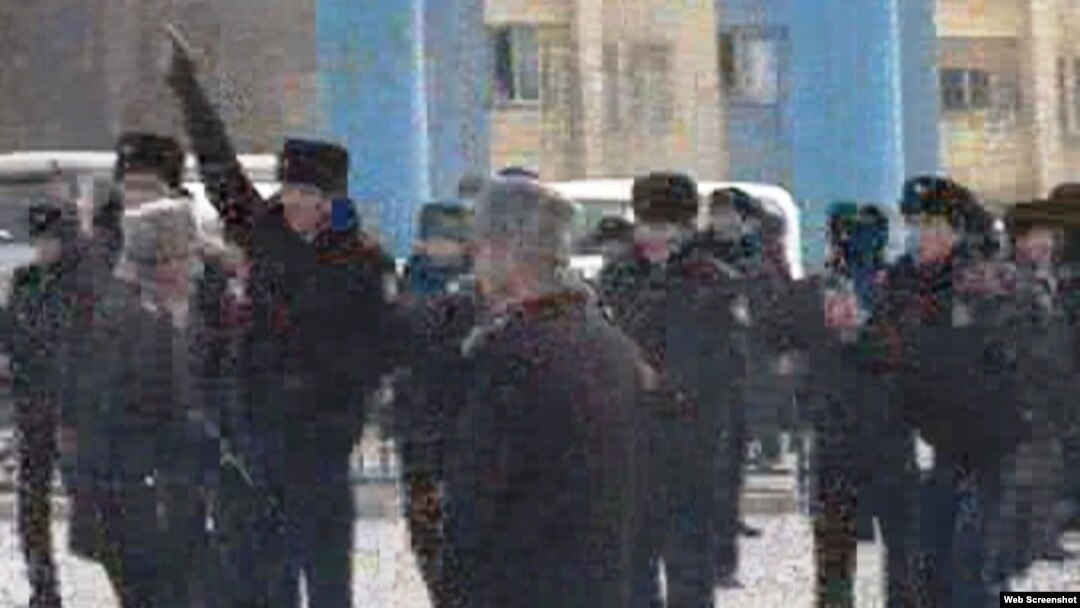 Қала орталығында тұрған полицейлер. Жаңаөзен, 16 желтоқсан 2011 жыл