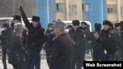 Полицейские стоят на центральной площади города Жанаозен. 16 декабря 2011 года. Скриншот с видеопортала "Стан.кз". 