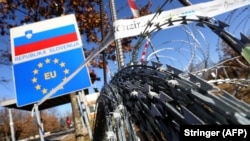 Sârmă ghimpată la granița dintre Slovenia și Croația pentru a opri trecerea migranților