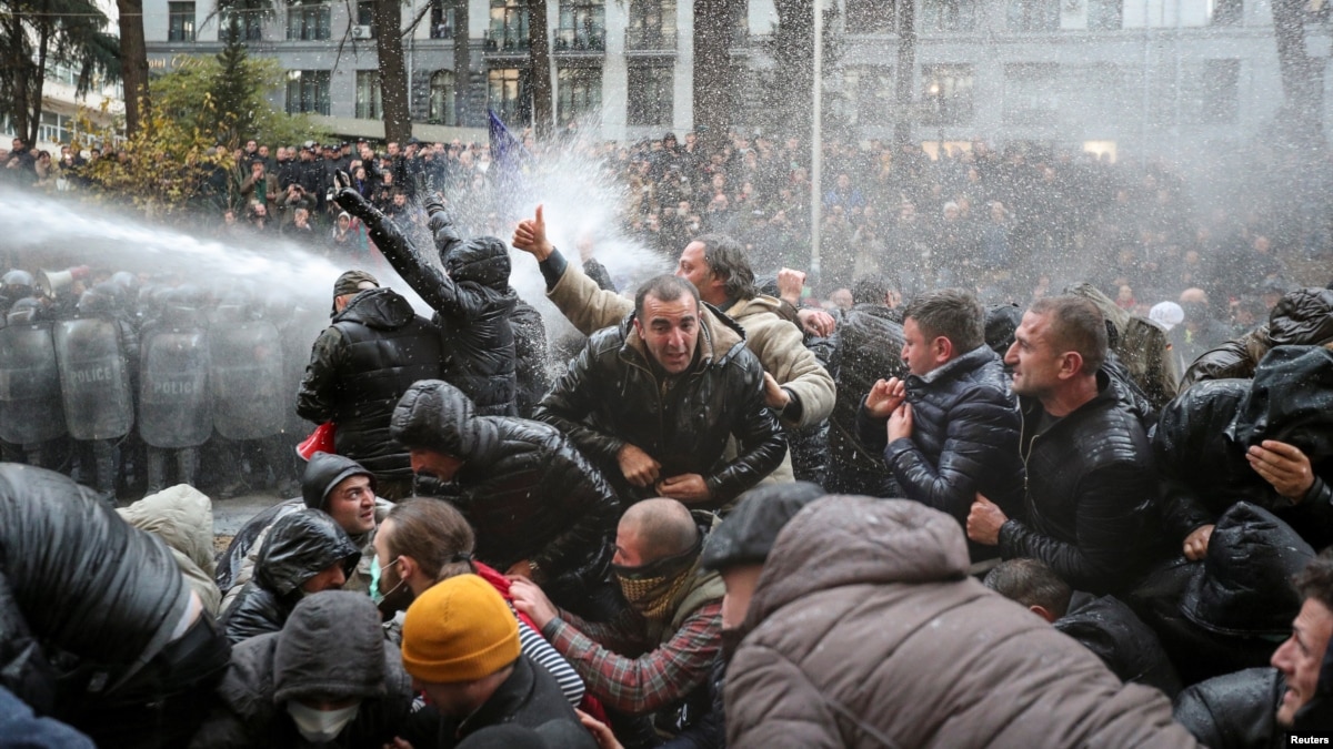 oi5.ru: В Тбилиси полиция разблокировала здание парламента, есть задержанные В Тбилиси полиция разблокировала здание парламента, есть задержанные