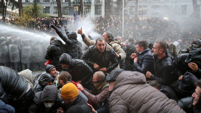 Грузия: разгон протестующих, задержания и водометы 