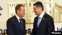 Armenia -- Prime Minister Tigran Sarkisian (R) meets with his visiting Polish counterpart, Donald Tusk, in Yerevan, 12 March 2010.