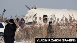 Спасатели на месте крушения пассажирского самолета вблизи алматинского аэропорта. 27 декабря 2019 года.
