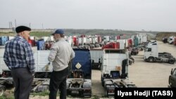 Лагерь протестующих дальнобойщиков против системы "Платон" в Дагестане.