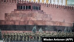 Російські вояки на репетиції параду на Червоній площі у жовтні 2017 року