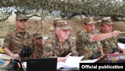 Бывший командующий Армией обороны Нагорного Карабаха Левон Мнацаканян (в центре)