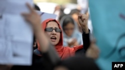 Женщины выступают против бытового насилия в Афганистане. Кабул, 24 сентября 2012 года.