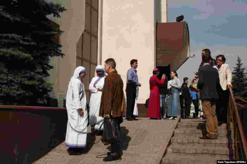Прихожане после окончания утренней воскресной Пасхальной мессы в Католическом Кафедральном соборе Пресвятой Троицы. Алматы, 31 марта 2013 года.