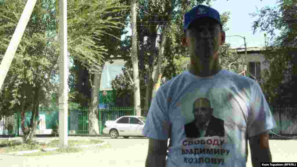 Гражданские активисты, приехавшие поздравить Козлова, надели майки с изображением заключенного оппозиционного политика и с призывом о его освобождении. 