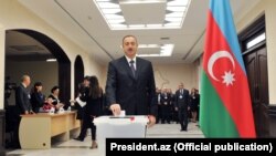 Чинний президент Азербайджану Ільгам Алієв прийшов з родиною проголосувати на парламентських виборах, 1 листопада 2015 року