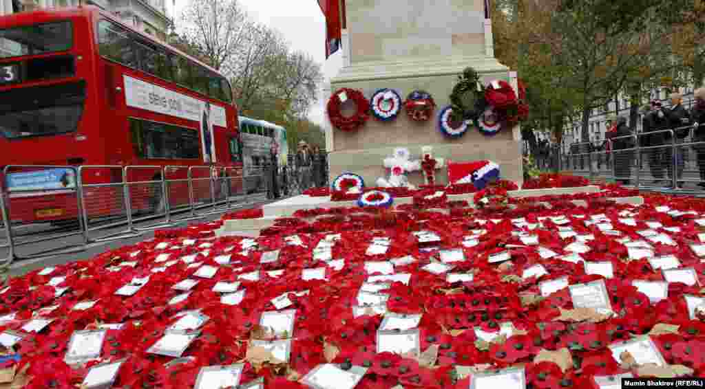 В Лондоне в ознаменование первой годовщины Перемирия был поставлен знаменитый памятник, Кенотаф на улице Уайтхолл.&nbsp;