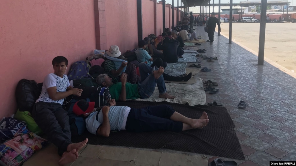 Застрявшие в Казахстане таджикские мигранты на автовокзале на территории Туркестанской области близ границы с Узбекистаном. 2 июня 2020 года.