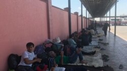 Отанына қайта алмай, қазақ-өзбек шекарасындағы "Жібек Жолы" бекетінде автовокзалды паналап жатқан тәжік мигранттары. Түркістан облысы, Сарыағаш ауданы, 2 маусым 2020 жыл.