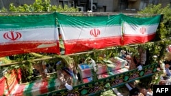 Iran -- Iranians march during the funeral of the victims of the attacks on Tehran's parliament complex and the shrine of revolutionary leader Ayatollah Ruhollah Khomeini, in the capital Tehran, June 9, 2017