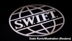 SWIFT – це створена у 1973 році електронна система передачі й проведення платежів, яку використовують по всьому світу банки та фінансові установи