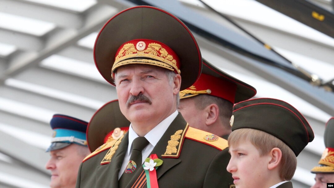 Президент Белоруссии Александр Лукашенко на военном параде в Минске вместе с младшим сыном Николаем