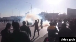 На кадре видеозаписи — протест в иранском городе Мешхед против безработицы и повышения цен. 28 декабря 2017 года.