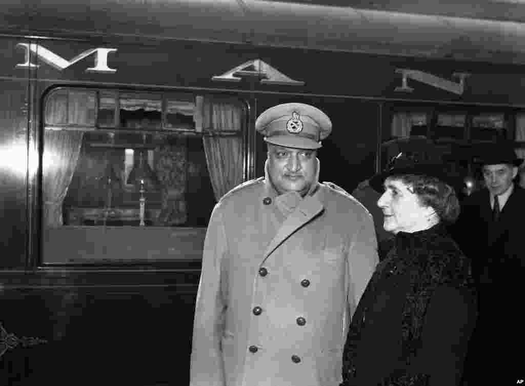 In 1947 Kashmir had a mostly Muslim population but a Hindu ruler. Maharajah Hari Singh (pictured in London) needed to decide if his region would join India, Pakistan, or become an independent state.