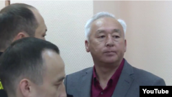 Председатель Союза журналистов Казахстана Сейтказы Матаев в суде перед оглашением ему приговора. Астана, 3 октября 2016 года. 